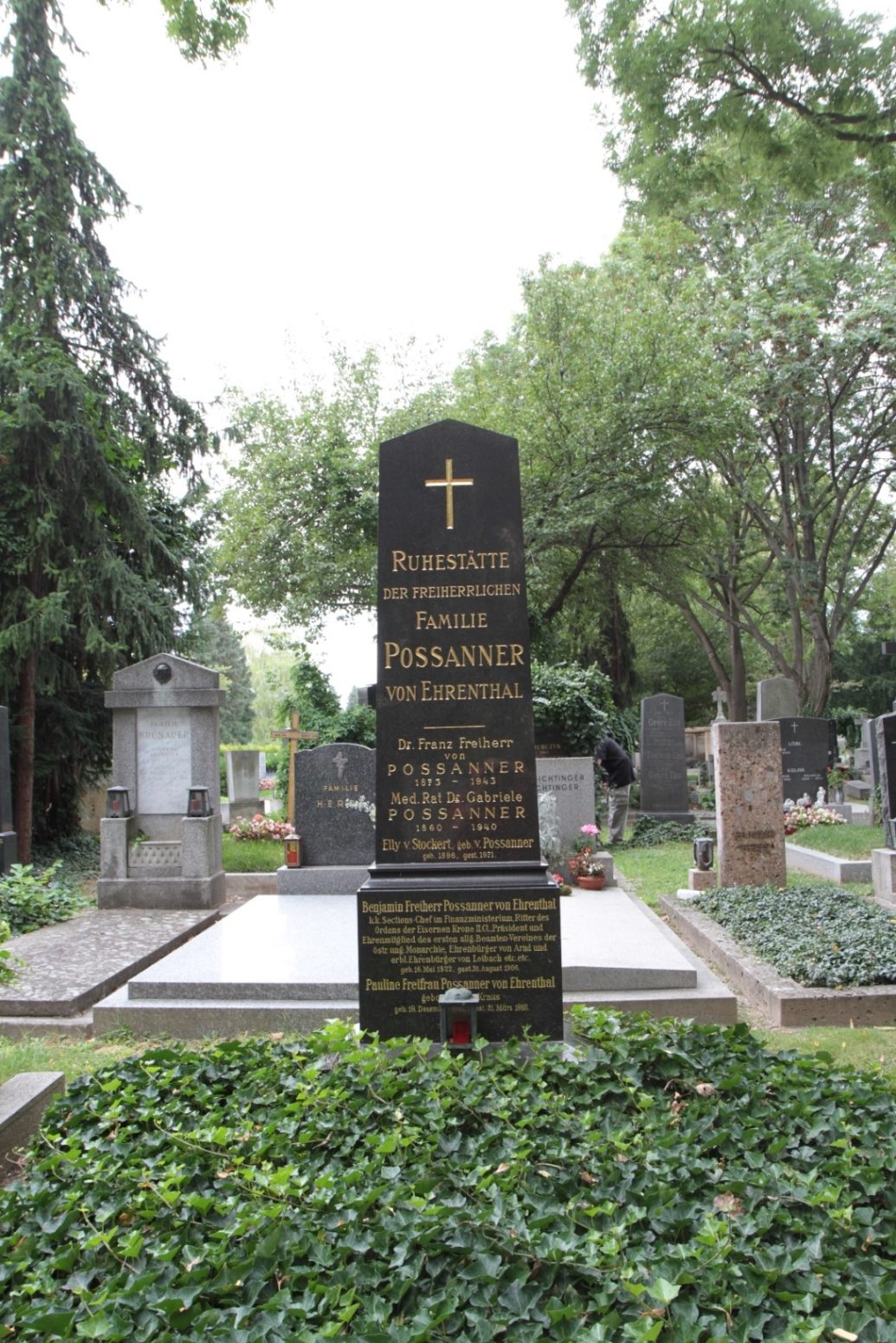 Gabriele%20Possanner%27s%20tomb%2C%20Vienna%20-%2003.JPG